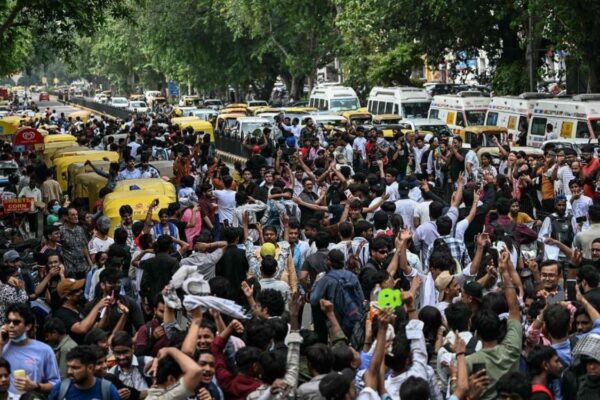‘कक्रोच’ आन्दोलनमा पक्राउ परेका प्रदर्शनकारीलाई रिहा गर्न माग ‘कक्रोच’ आन्दोलनमा पक्राउ परेका प्रदर्शनकारीलाई रिहा गर्न माग