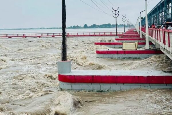 कोसीमा पानीको बहाव उच्च : ब्यारेजका २८ ढोका खोलियो, बालियो रातो बत्ती कोसीमा पानीको बहाव उच्च : ब्यारेजका २८ ढोका खोलियो, बालियो रातो बत्ती