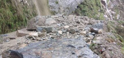 मुख्य राजमार्गमा पहिरो : सडक अवरुद्ध