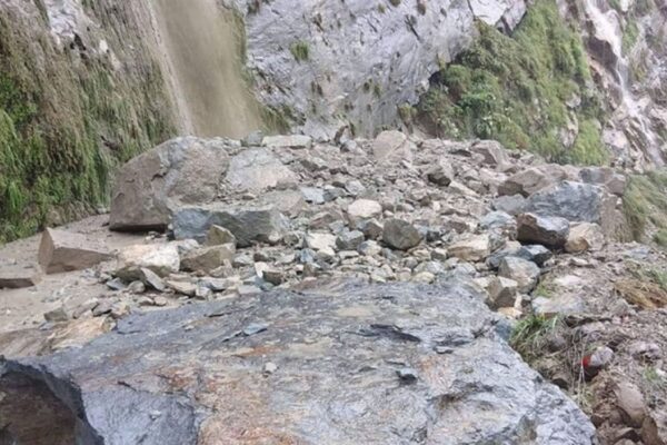 मुख्य राजमार्गमा पहिरो : सडक अवरुद्ध मुख्य राजमार्गमा पहिरो : सडक अवरुद्ध