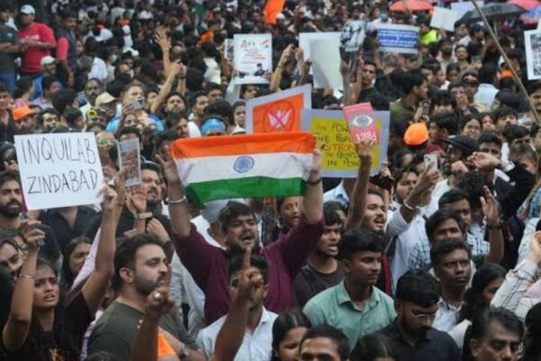 प्रश्नपत्र चुहावटविरुद्ध भारतमा युवा आन्दोलन चर्कियो प्रश्नपत्र चुहावटविरुद्ध भारतमा युवा आन्दोलन चर्कियो