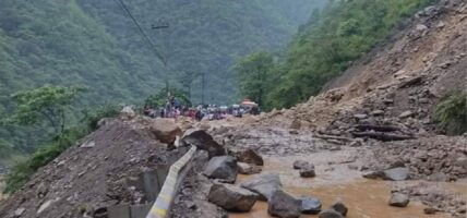 देशभरका १३ सडक अवरुद्ध (सूचीसहित)