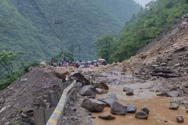 देशभरका १३ सडक अवरुद्ध (सूचीसहित) देशभरका १३ सडक अवरुद्ध (सूचीसहित)