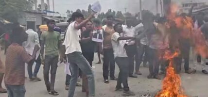 प्रमुख प्रशासकीय अधिकृत नपठाएको भन्दै प्रधानमन्त्री बालेनको पुतलादहन