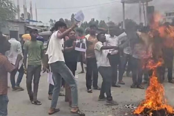प्रमुख प्रशासकीय अधिकृत नपठाएको भन्दै प्रधानमन्त्री बालेनको पुतलादहन
