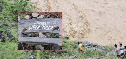 कर्णाली नदीमा खसेको गाडी र बेपत्ता यात्रु खोज्न गोताखोर परिचालन