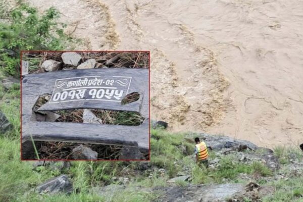 कर्णाली नदीमा खसेको गाडी र बेपत्ता यात्रु खोज्न गोताखोर परिचालन