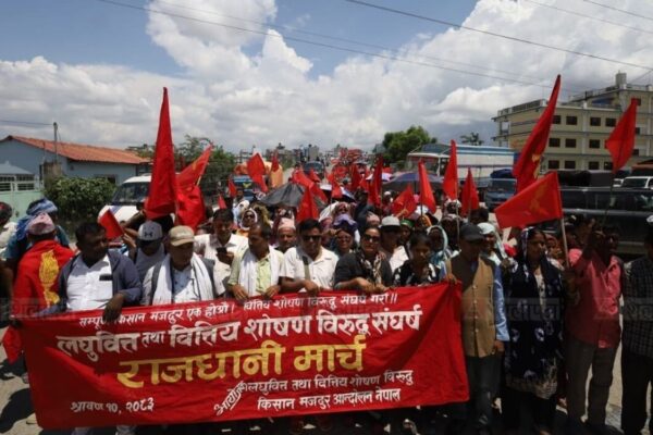 तस्वीरमा हेर्नुहाेस् काठमाडौंमा लघुवित्त पीडितको ‘राजधानी मार्च’