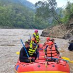 कर्णाली नदीमा खसेको गाडी र यात्रुको खोजीका लागि गोताखोर टोली परिचालन । कर्णाली नदीमा खसेको गाडी र यात्रुको खोजीका लागि गोताखोर टोली परिचालन ।