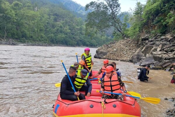 कर्णाली नदीमा खसेको गाडी र यात्रुको खोजीका लागि गोताखोर टोली परिचालन । कर्णाली नदीमा खसेको गाडी र यात्रुको खोजीका लागि गोताखोर टोली परिचालन ।