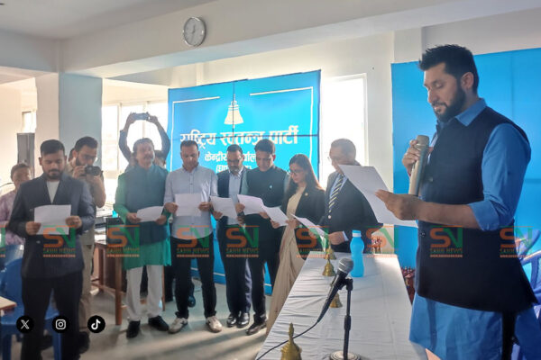 रास्वपाका नवनिर्वाचित केन्द्रीय पदाधिकारी र सदस्यले लिए शपथ रास्वपाका नवनिर्वाचित केन्द्रीय पदाधिकारी र सदस्यले लिए शपथ