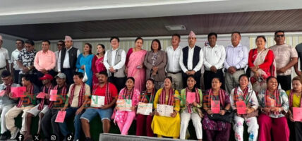 झापाको अर्जुनधारामा १८ परिवारलाई लालपुर्जा वितरण