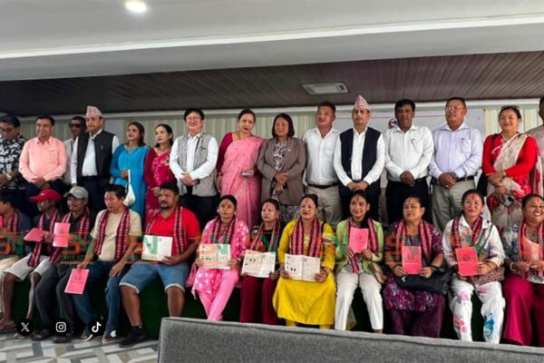 झापाको अर्जुनधारामा १८ परिवारलाई लालपुर्जा वितरण