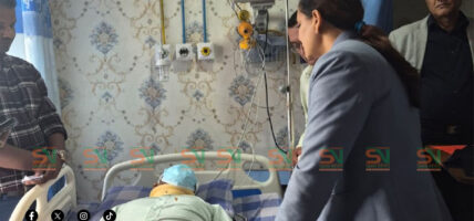 नारायणी अस्पताल घटनाका घाइतेलाई काठमाडौँ ल्याइयो, मन्त्री मेहताद्वारा भेट