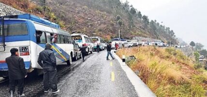 विभिन्न राजमार्ग अवरुद्ध, केही सडकमा राति गाडी चलाउन नपाइने