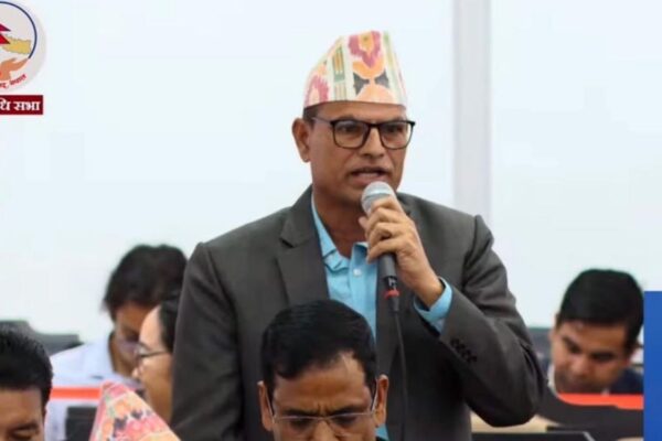 प्रधानमन्त्री र मन्त्रीलाई टिसर्ट लगाएर संसद आउन रोक लगाउन एमाले सांसद पोखरेलको माग