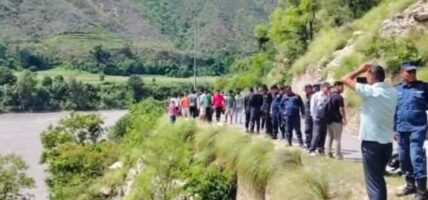 भेरी नदीमा जिप खस्दा बेपत्ता भएकाकाे पहिचान खुल्याे, खाेजीमा खटिए सुरक्षाकर्मी
