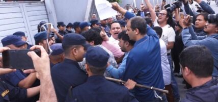 पत्रकार किशोर श्रेष्ठको रिहाइ माग्दै पत्रकार महासंघ सडकमा, प्रहरीसँग घम्साघम्सी