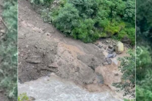 चीनतर्फको पहिरोले थुनियो भोटेकोशी नदीको बहाव चीनतर्फको पहिरोले थुनियो भोटेकोशी नदीको बहाव