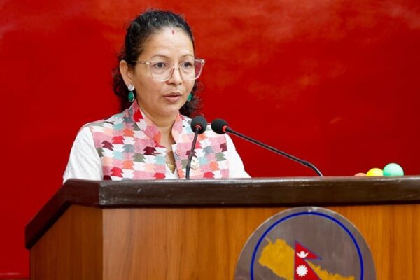 आधा सिलिन्डर ग्यास दिन नसक्नेले ३५ वर्षको हिसाब माग्ने ? : रेणु चन्द आधा सिलिन्डर ग्यास दिन नसक्नेले ३५ वर्षको हिसाब माग्ने ? : रेणु चन्द