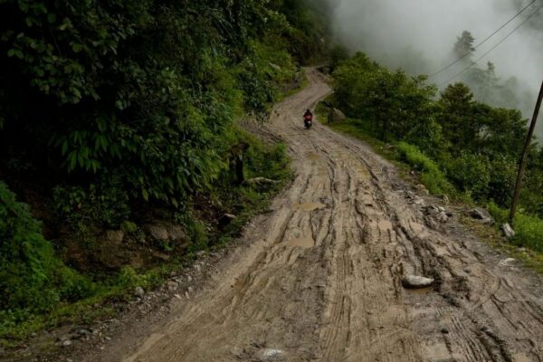 मध्यपहाडी राजमार्गमा राति सवारी आवागमनमा रोक