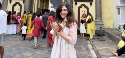 बलिउड अभिनेत्री पूजा चोपडाद्वारा पशुपतिनाथको दर्शन