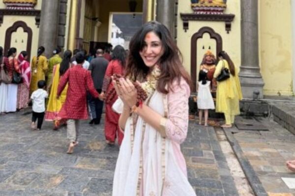 बलिउड अभिनेत्री पूजा चोपडाद्वारा पशुपतिनाथको दर्शन