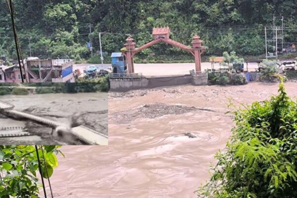 बाढीले धादिङबेँसी जोड्ने फुर्केखोलाको पुल बगायो बाढीले धादिङबेँसी जोड्ने फुर्केखोलाको पुल बगायो