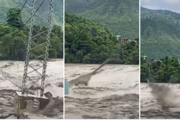 त्रिशूलीमा आएको बाढीले चरौँदी झोलुङ्गे पुल बगायो त्रिशूलीमा आएको बाढीले चरौँदी झोलुङ्गे पुल बगायो