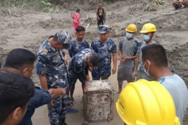 माटोले पुरिएको अवस्थामा भेटियो पैसा राख्ने ‘लकर’ माटोले पुरिएको अवस्थामा भेटियो पैसा राख्ने ‘लकर’