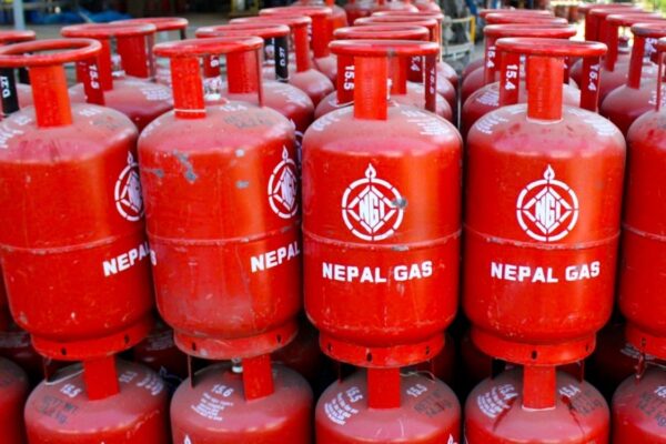 बाढी प्रभावितलाई एलपी ग्यास व्यवसायीले साढे १२ सय सिलिन्डर उपलब्ध गराउने बाढी प्रभावितलाई एलपी ग्यास व्यवसायीले साढे १२ सय सिलिन्डर उपलब्ध गराउने