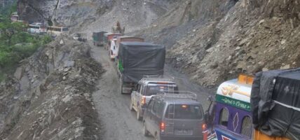 कृष्णभीरमा सडक भासिएपछि वैकल्पिक मार्गबाट सवारीसाधन सञ्चालन