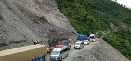 चामे–बेँसीसहर सडक अवरुद्ध
