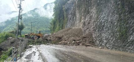 मुग्लिन-नारायणगढ सडकमा फेरि खस्यो पहिरो, सडक अवरुद्ध