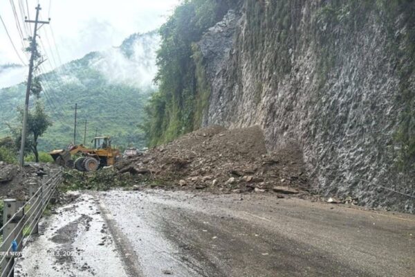मुग्लिन-नारायणगढ सडकमा फेरि खस्यो पहिरो, सडक अवरुद्ध
