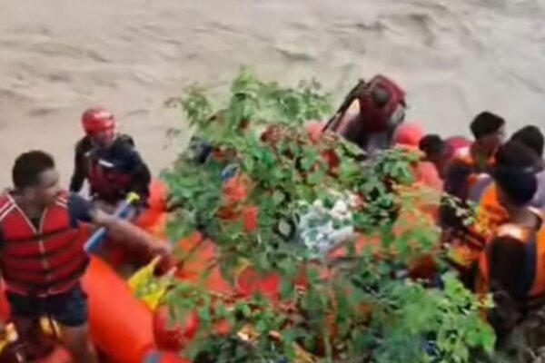 बाणगङ्गा नदीमा फसेका १२ जनाको सकुशल उद्धार बाणगङ्गा नदीमा फसेका १२ जनाको सकुशल उद्धार