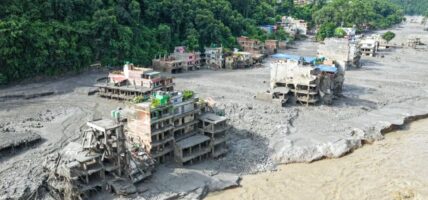 त्रिशूली र ढुंगे जोड्न बेली ब्रिज हालिने