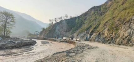 बिपी राजमार्गमा सवारी सञ्चालनमा रोक