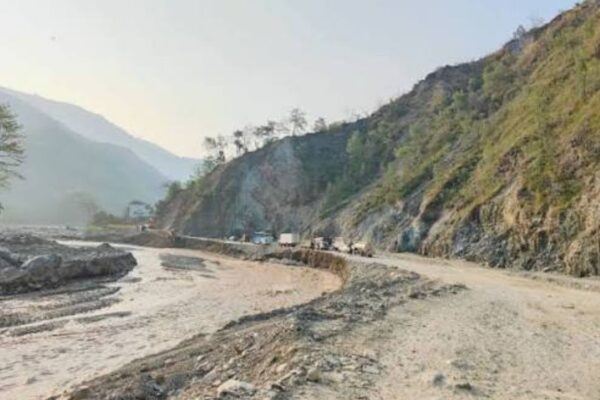 बिपी राजमार्गमा सवारी सञ्चालनमा रोक