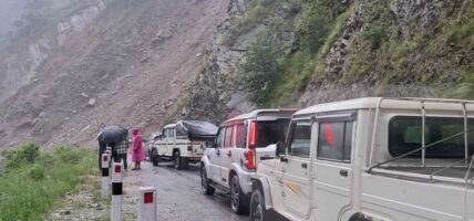 पहिरोका कारण कान्ति लोकपथ पूर्णरूपमा बन्द