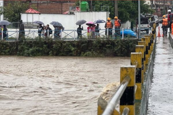 काठमाडौंका नदी किनारमा यात्रा गर्न रोक