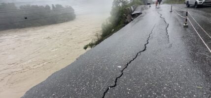 नागढुंगा-मुग्लिन सडक खण्ड : १० ठाउँमा पहिरो, सडक अवरुद्ध
