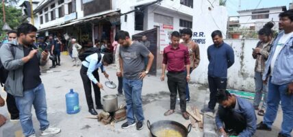 ग्यास नपाएपछि सडकमै खाना पकाएर विराेध