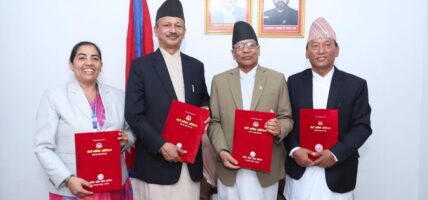 प्रदेश प्रमुखसमक्ष लोक सेवा आयोगको प्रतिवेदन पेश