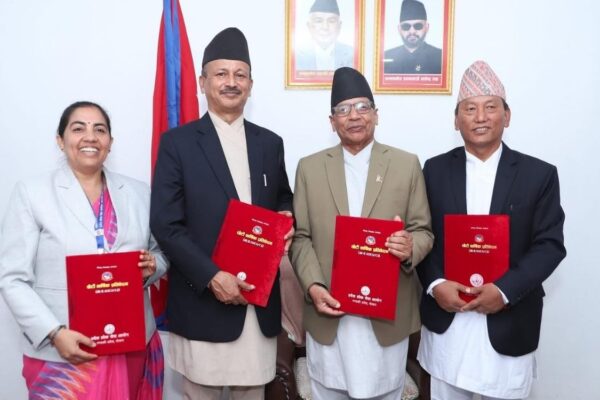 प्रदेश प्रमुखसमक्ष लोक सेवा आयोगको प्रतिवेदन पेश