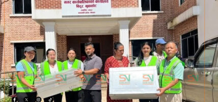 बाढीले थिलथिलो पारेका बालमनमा भरोसा जगाउँदै सोनाम डोका