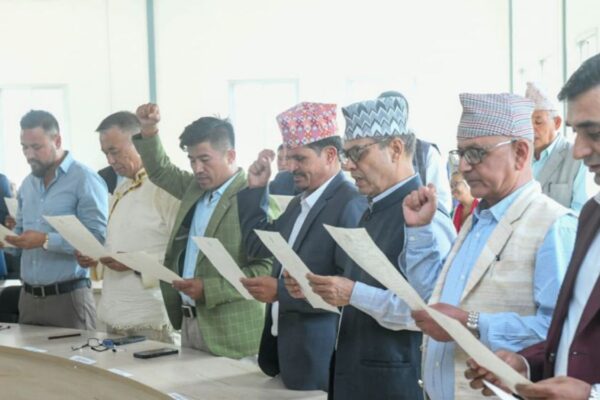 एमालेका मनोनीत केन्द्रीय सदस्यहरुले गरे शपथ ग्रहण