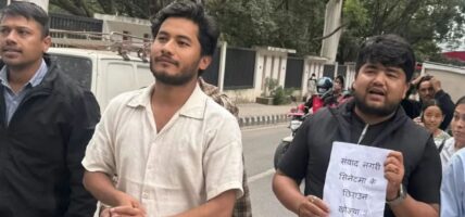 त्रिवि सभामा सहभागी हुन गएका मन्त्री पोखरेललाई कालो ब्यानर देखाइयो