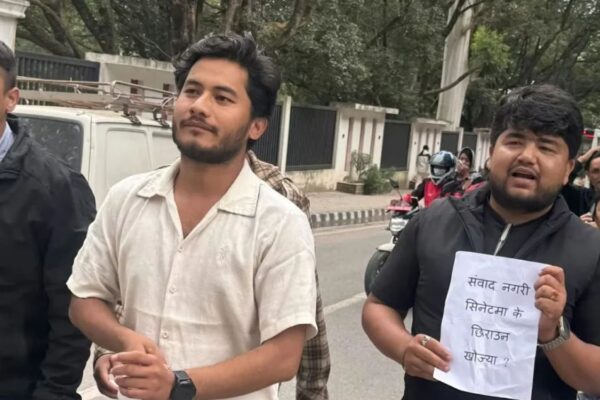 त्रिवि सभामा सहभागी हुन गएका मन्त्री पोखरेललाई कालो ब्यानर देखाइयो त्रिवि सभामा सहभागी हुन गएका मन्त्री पोखरेललाई कालो ब्यानर देखाइयो