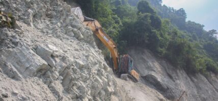 कृष्णभिरको पहिरो छल्न तयार पारिँदै छ वैकल्पिक सडक